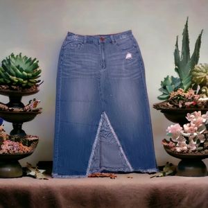 2/$35 NWOT A2Y Light-Washed Denim Front Fringed V Cut Unhemed Skirt, Size 1X